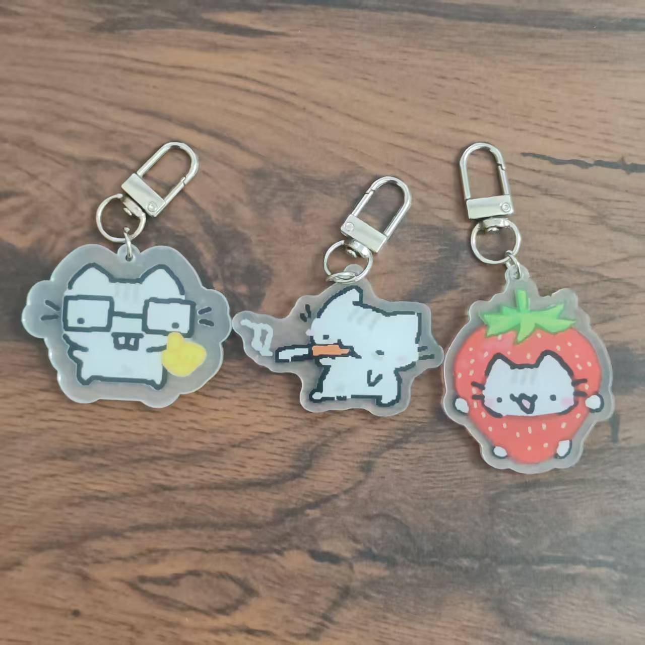 Retro Gaming Keychain - 2D フラットピクセル猫キーホルダー - レトロゲームの雰囲気と赤面デザインの光沢アクリルチャーム